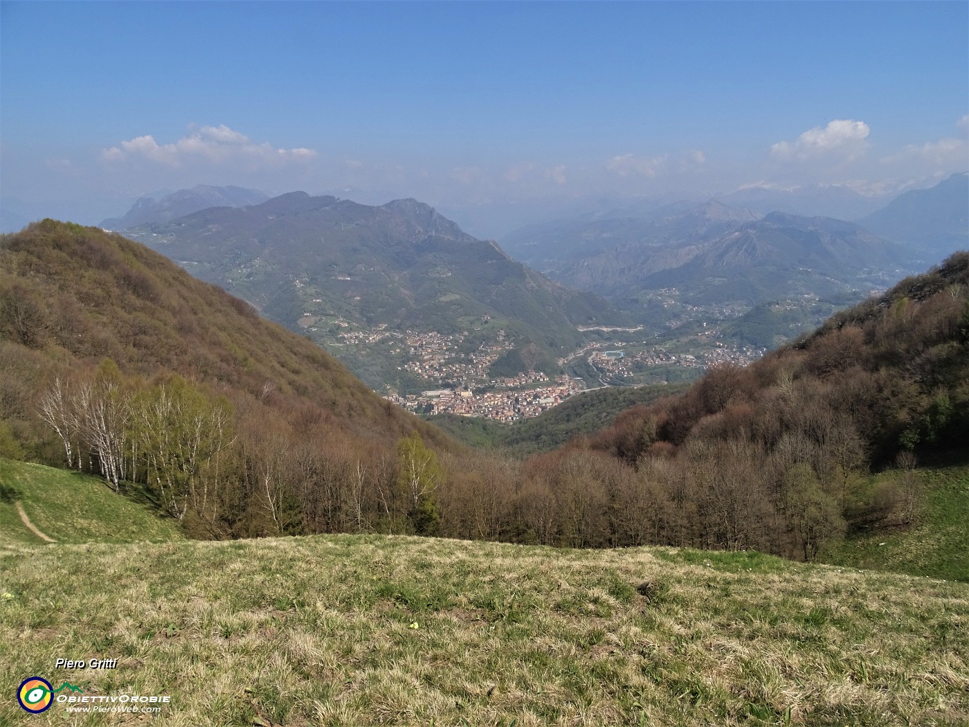 72 Scendendo verso il Colle di Sant'Anna bella vista sulla conca di Zogno.JPG